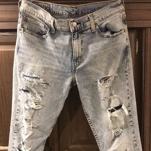 Distressed light wash Levi’s 511 size 32/32